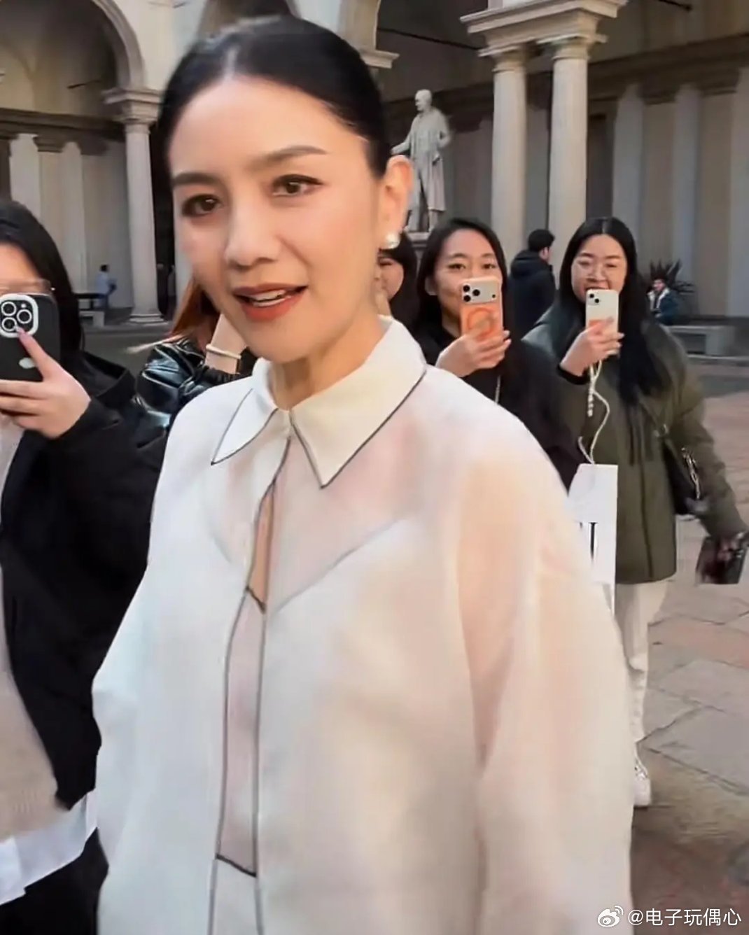 胡可脸上这褶子有些吓人啊!怎么变得苦相了? 