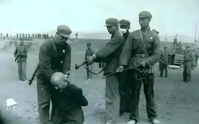 1950年，解放军剿匪追到了尼姑庵，在尼姑庵搜了一遍后，并未发现土匪，一个战士忽