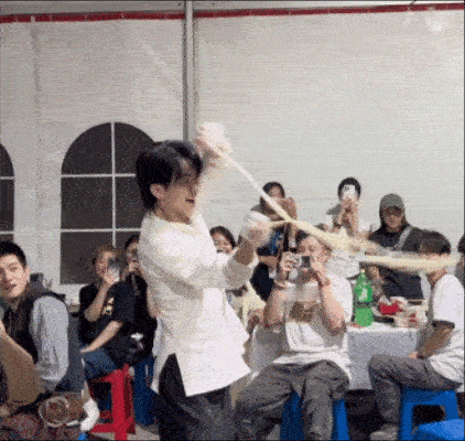 半个娱乐圈都在扯面吧自从看到曾舜晞扯面，感觉娱乐圈就是一个巨大的扯面宇宙，你在春
