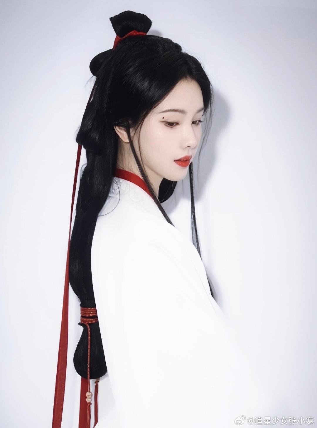 陈都灵全都灵 陈都灵的“灵”不是那种刻意做出来的，而是从骨子里透出来的。她大学读