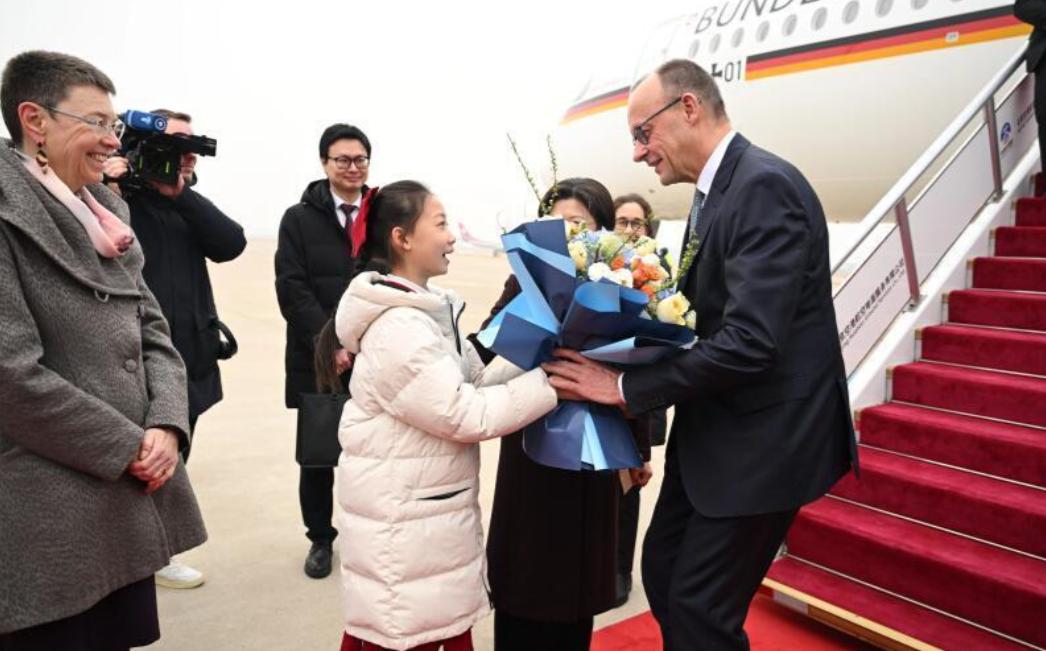 德国总理默茨开始访华，为他献花的小姑娘甜美可爱，收到献花的总理先生很是开心！2月