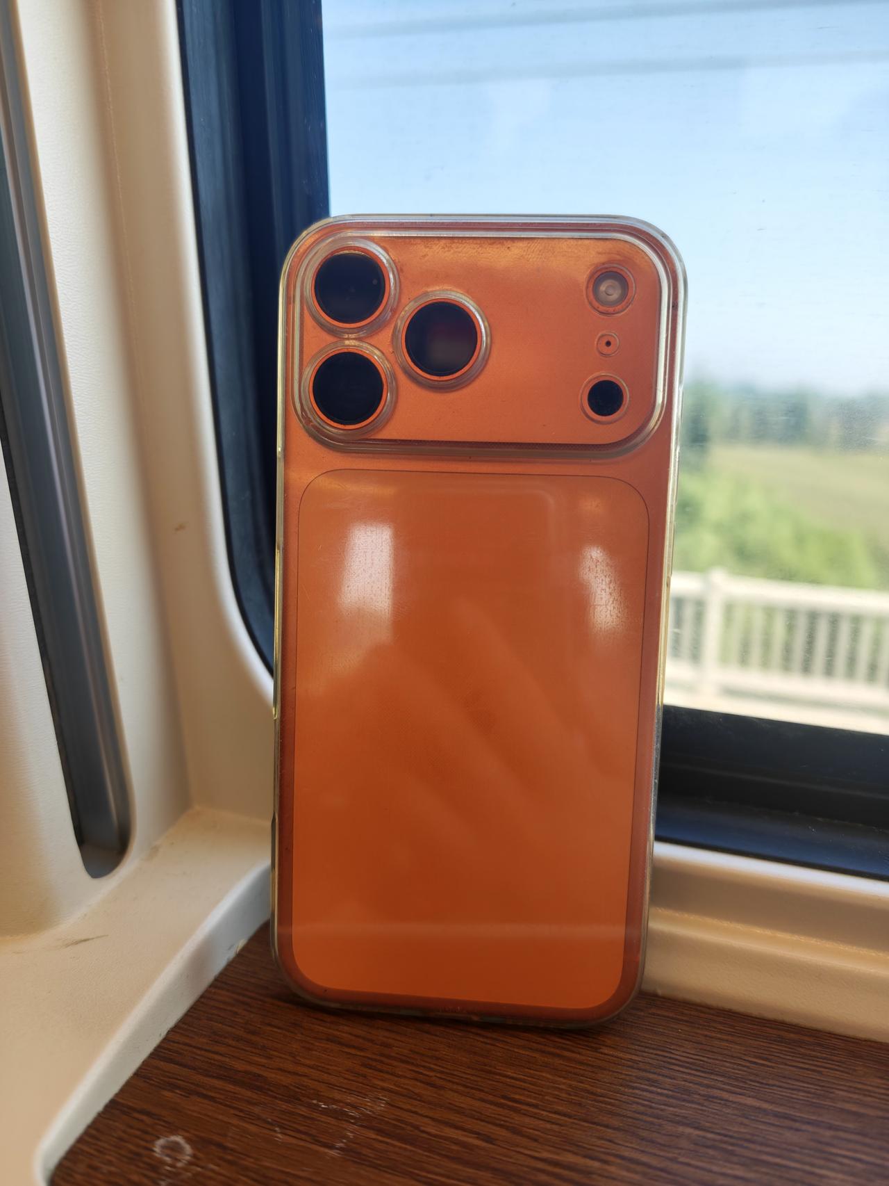 这话说的，这是建议和不建议的事吗？

富人永远不懂穷人的痛。一台iPhone动辄