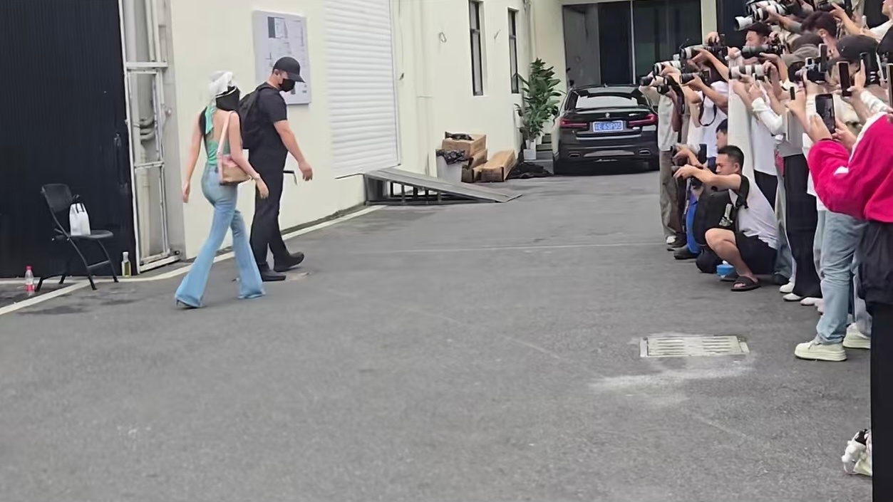 横店时装周线下好整齐的一排相机
