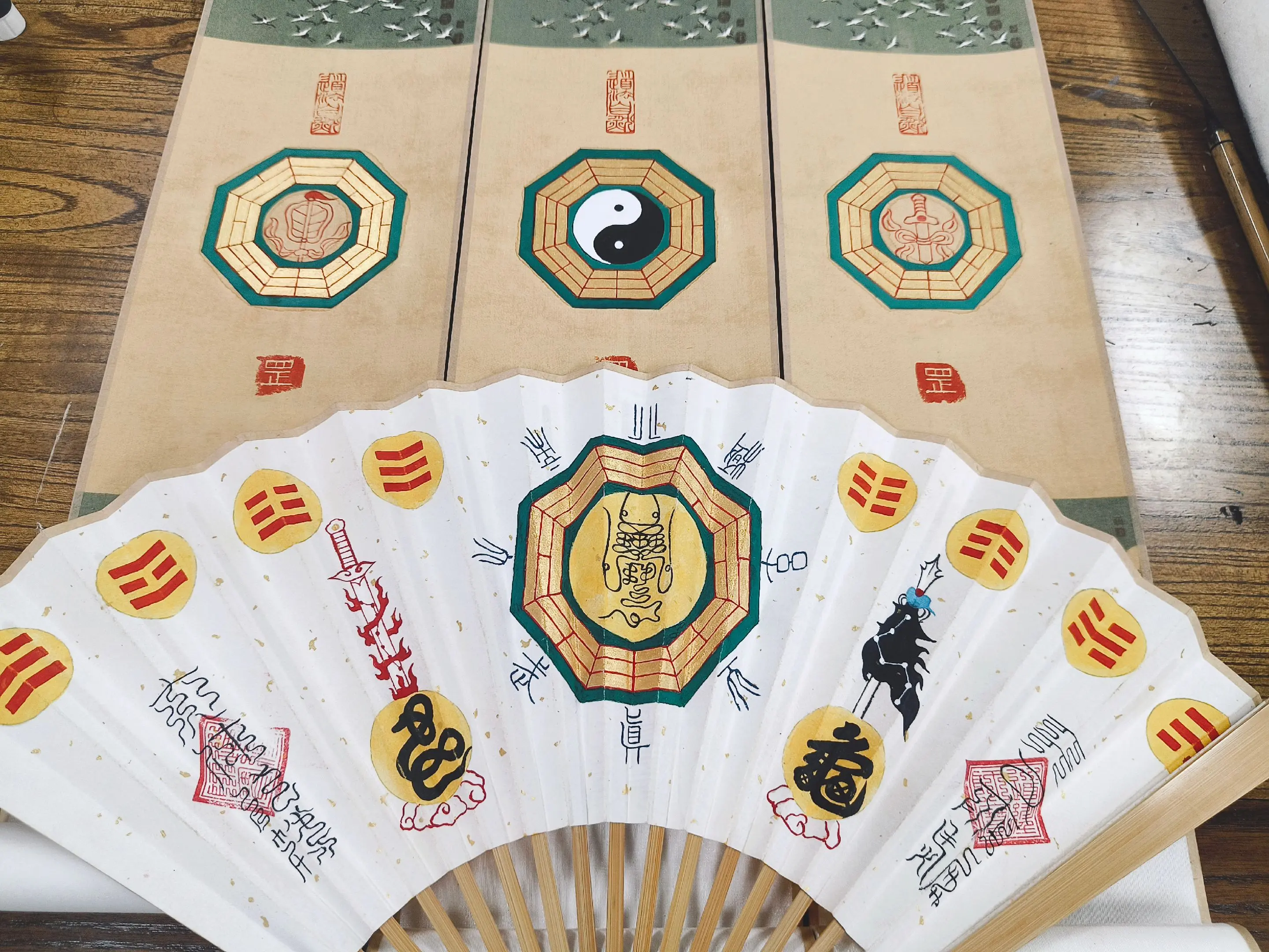 宝符朱篆映祥光， 威镇华堂百煞藏。 自有真武护佑力， 一门福运且绵长。