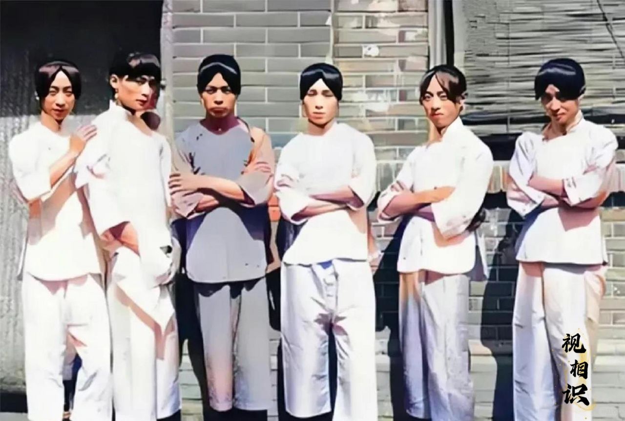1905年，北京胡同，几名正在招揽“生意”的像姑照片，镜头中他们个个抹着厚厚的脂...