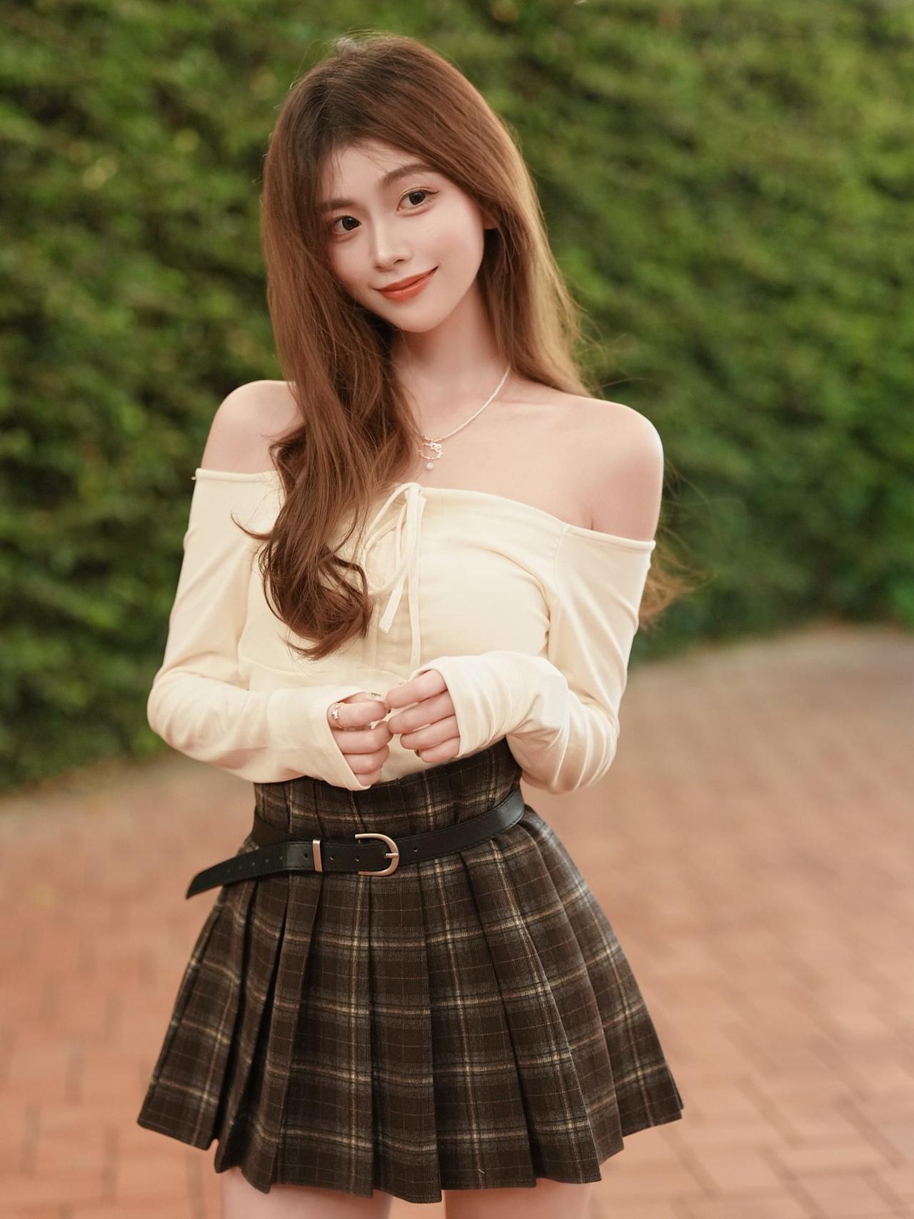 甜美少女风，格子裙搭配米色上衣，清新自然，元气满满！🌸💕米色时尚连衣裙 优雅