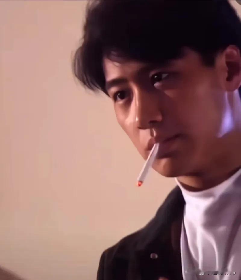 以前觉得单眼皮男生帅，眼睛聚光、有神，
突然黎明闯入了我的世界，
大眼睛双眼皮，