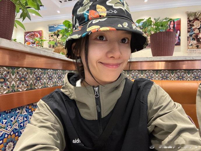 张婧仪喀什游玩plog张婧仪喀什游玩九宫格 张婧仪的喀什旅行记录，特色烤鸡配饼超