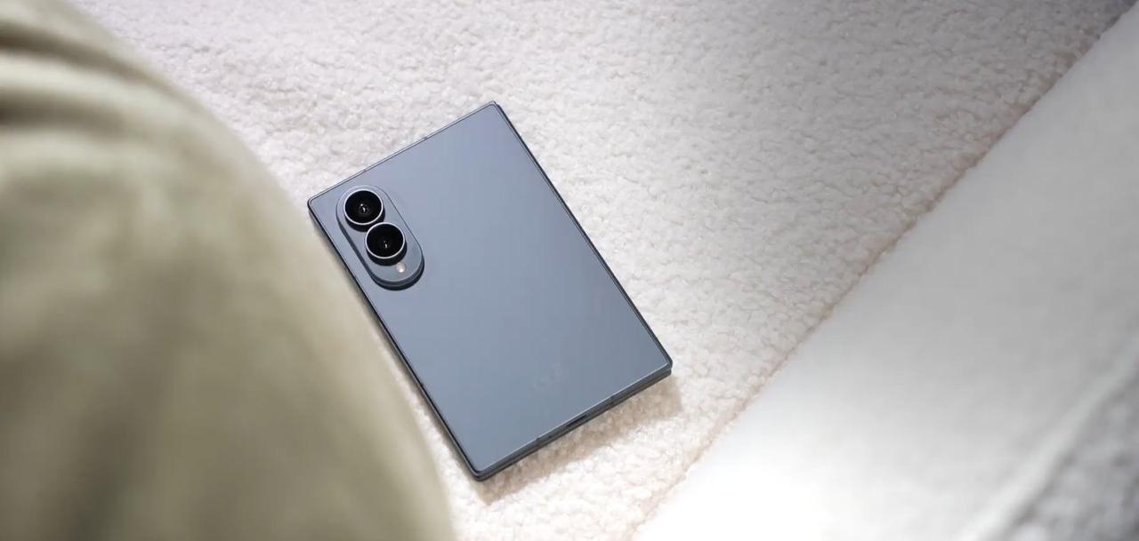 三星今天正式发布了“阔折叠” Galaxy Z Fold8。

价格
12+25