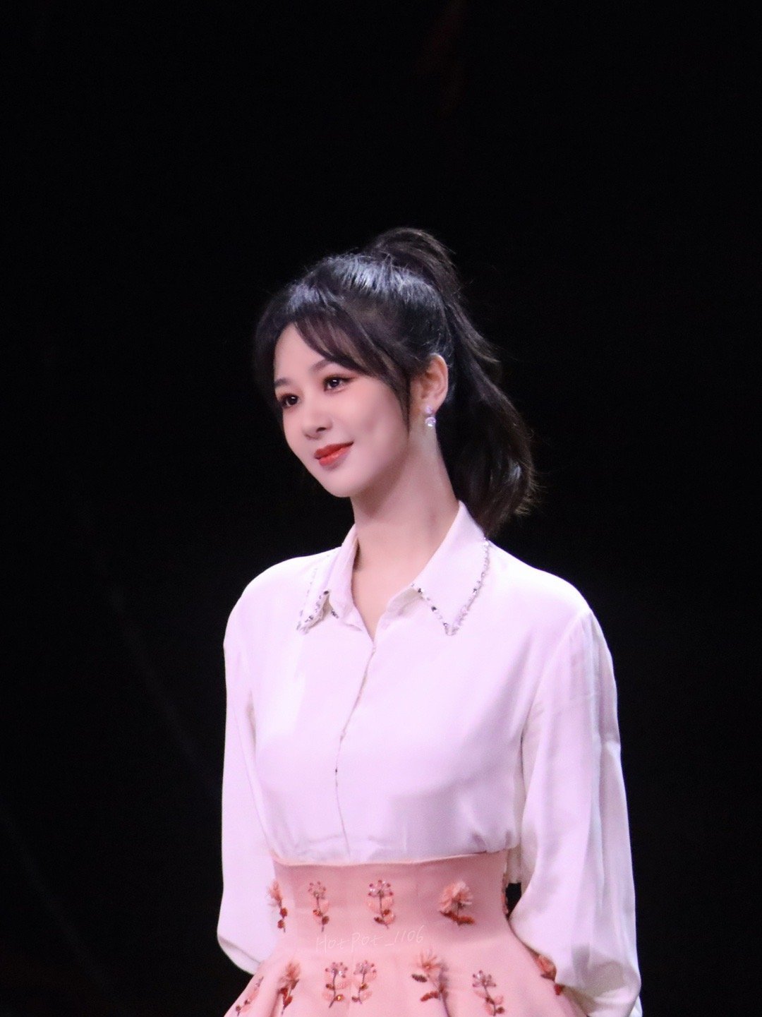  💜#杨紫# 你能让月色温柔，让流星闪烁。眨一眨眼睛，便能让银河坠落。cr：​