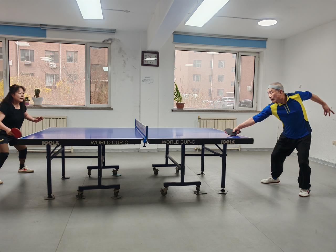 乒乓球，做为一项群众运动，应该说是一个很好的选择。
它的人体非对抗性，手眼身法步
