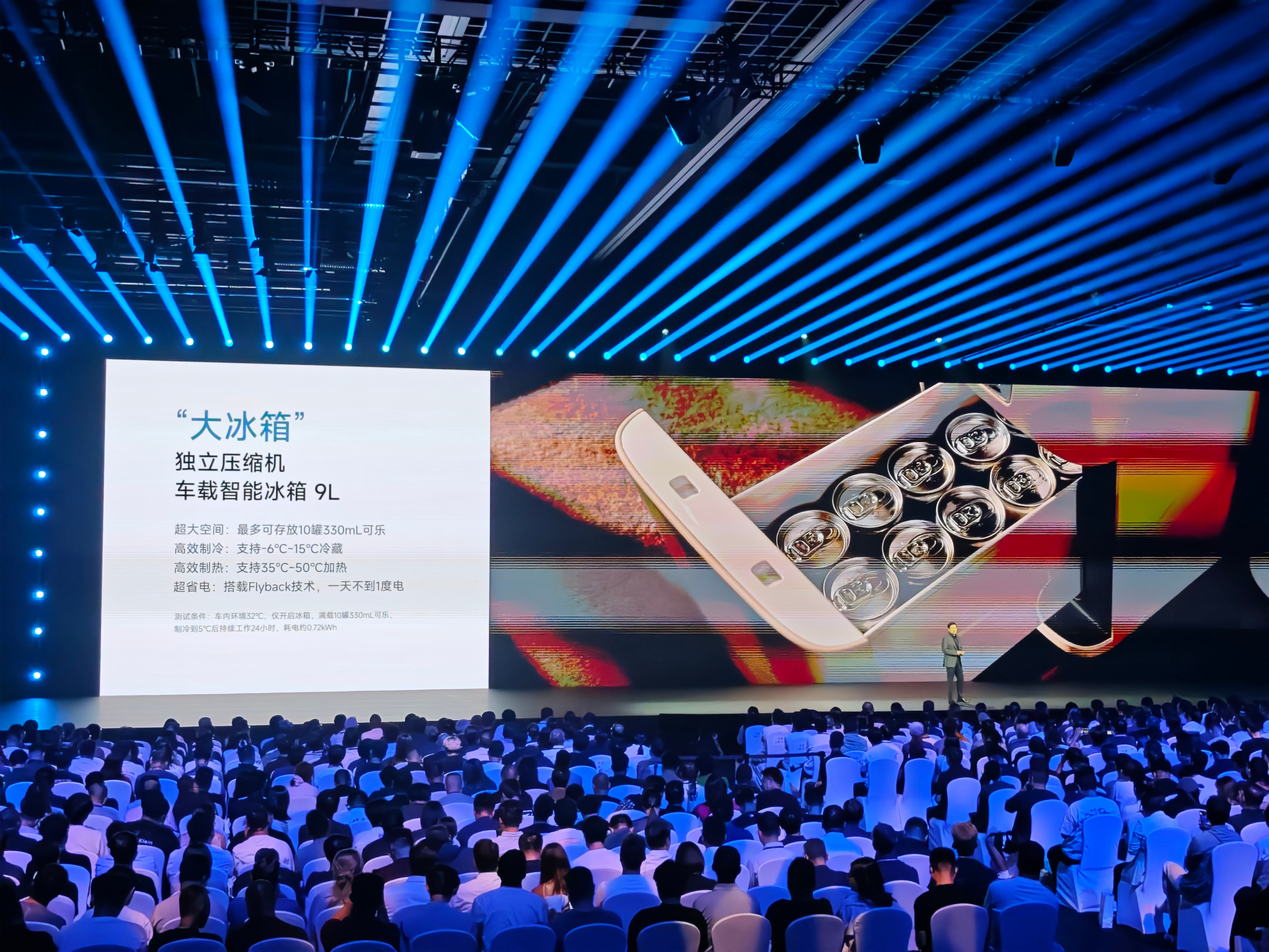 小米澎程 N70，在空间方面，直接碾压同级别其他车型，这后排空间，太太太太宽敞了