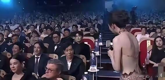 这位女主持的红毯造型，真让人吃惊。镜头里她整个背都露在外面，观众看得直皱眉。好多