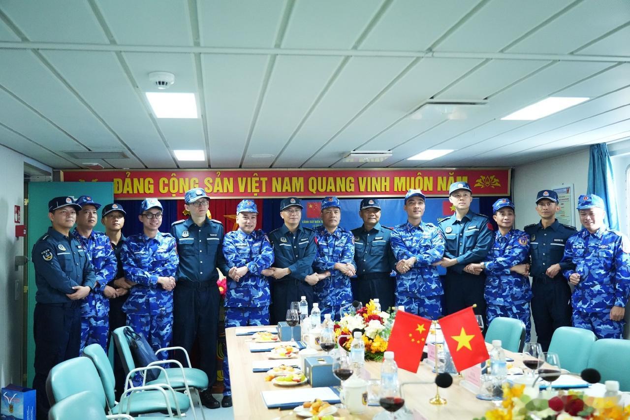 4月22日，中国海警与越南海警正式在北部湾分界线毗邻海域启动联合巡航行动。这标志