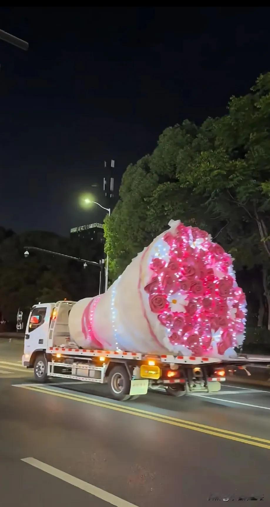 究竟谁会这么幸福
520的夜，路灯温柔洒落，一辆卡车缓缓驶过，车上巨型花束璀璨夺