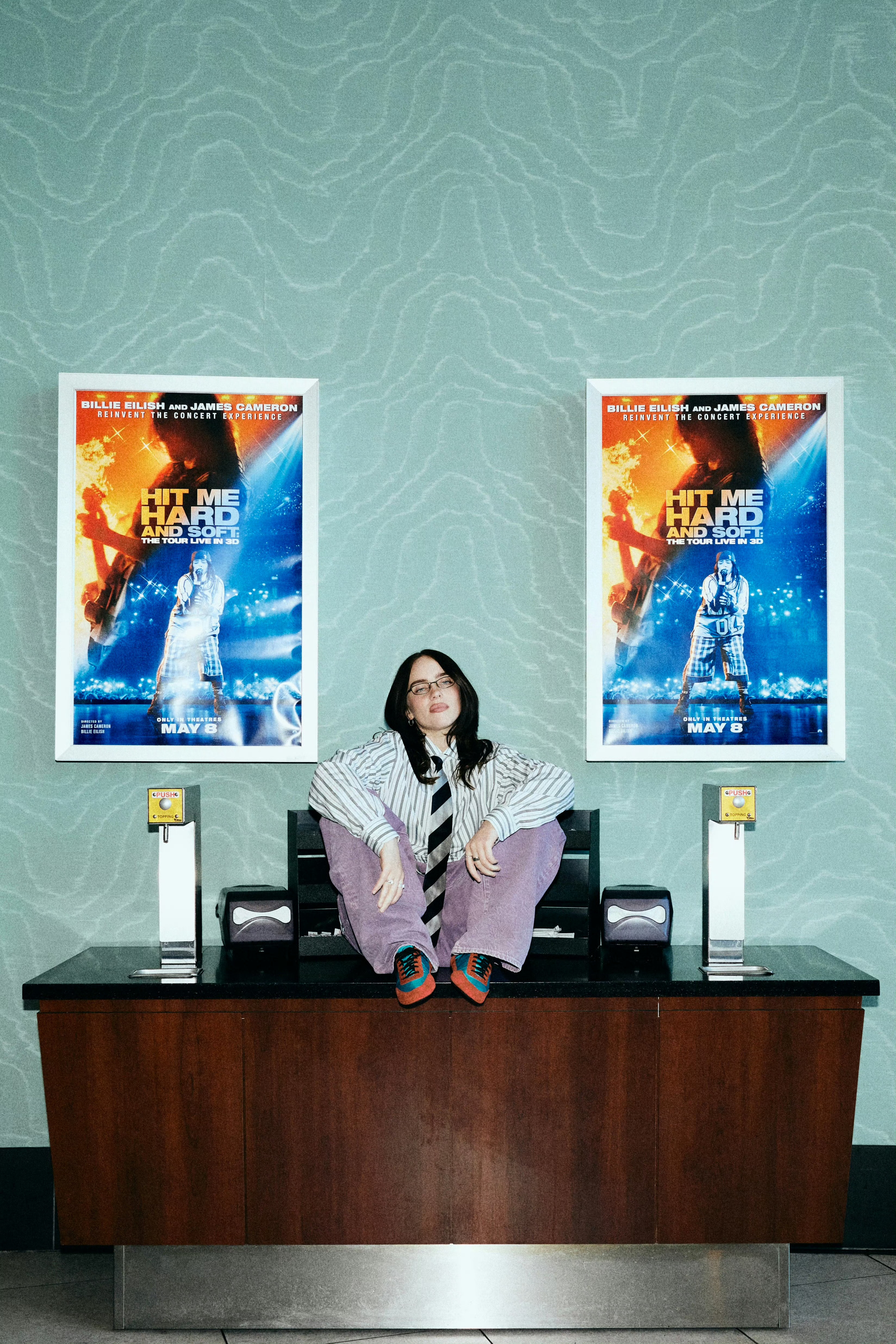 碧梨卡梅隆合作演唱会电影《比莉·艾莉什：温柔重击巡回演唱会3D电影》发布海报詹姆