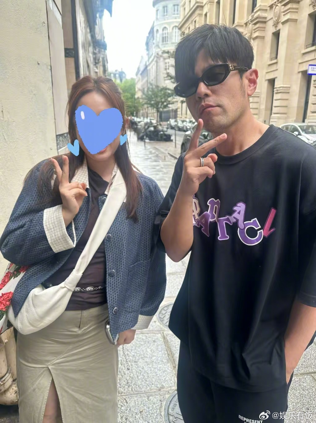 巴黎偶遇周杰伦昆凌吃面周杰伦路人合影 网友在巴黎的一家面馆偶遇了来吃面的周杰伦和