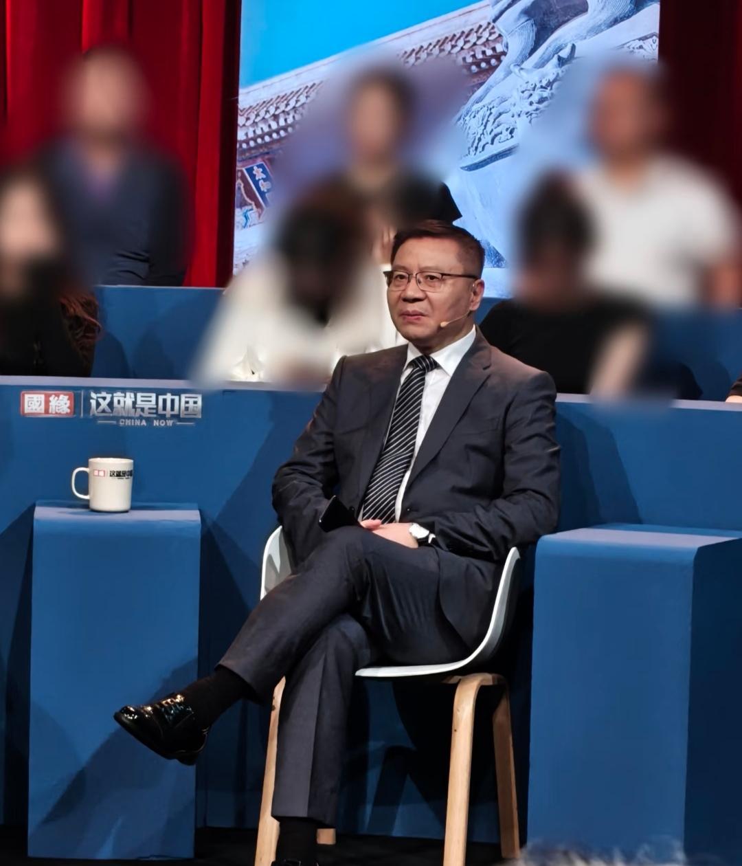 张维为教授不戴眼镜是怎样的？
近日，有网友也参加了张维为教授有关节目的录制，也拍