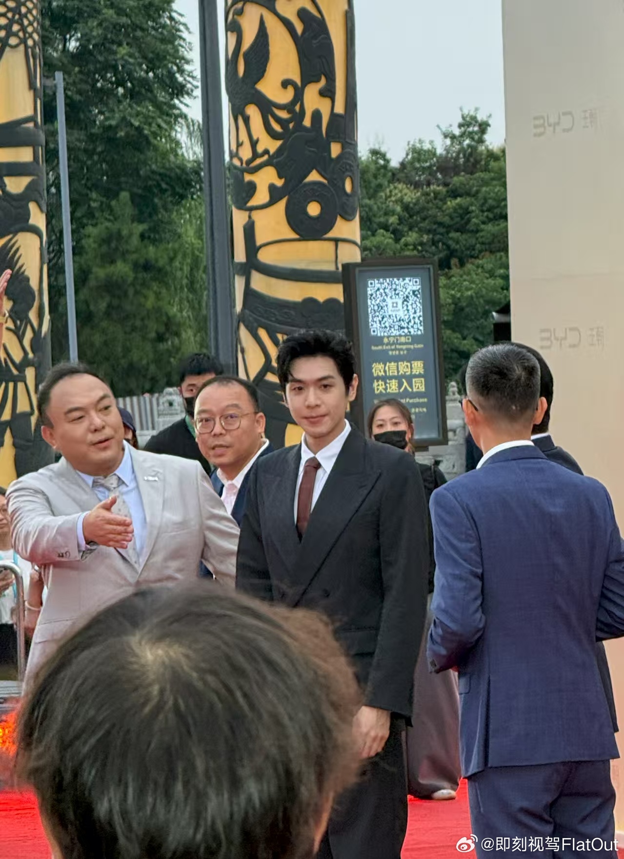 张若昀代言比亚迪大唐张若昀和大唐的气质很配今天都走红毯西装起来了