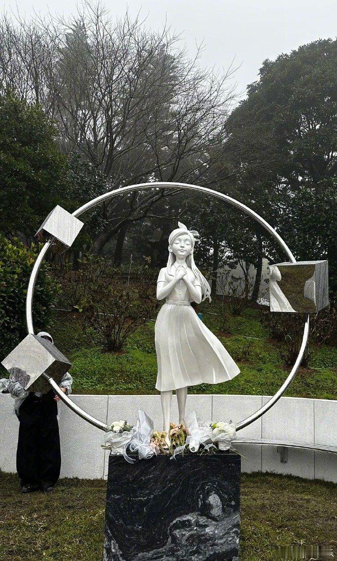 阿雅发长文怀念大S阿雅谈大S雕像 阿雅的长文，让人看见了大S作为“女孩”的永恒一