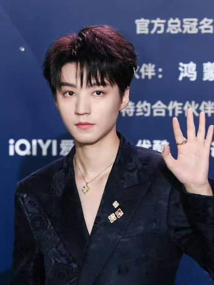吴磊领奖前和王俊凯打招呼吴磊王俊凯聊了两句一起笑了都超级无敌帅 