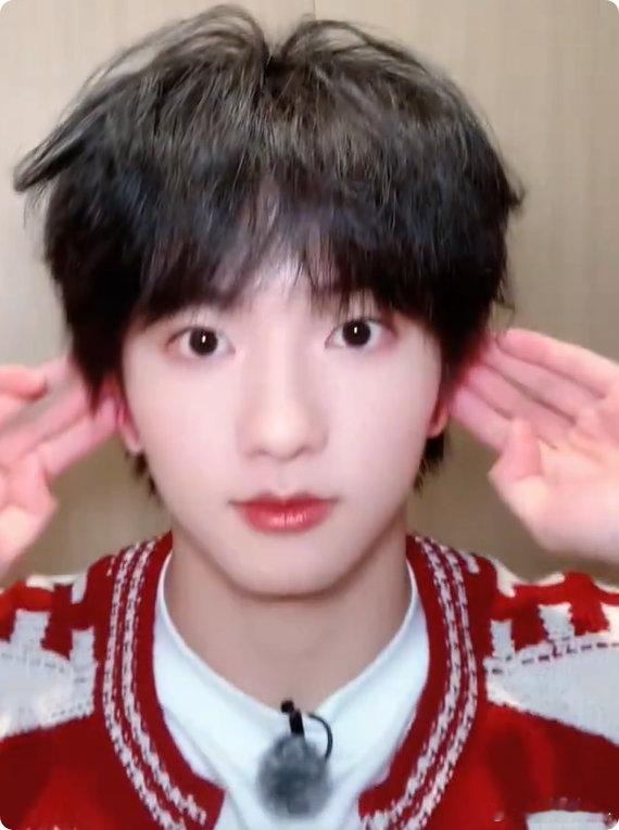 穆祉丞戴蜜蜂耳罩穆祉丞戴小蜜蜂耳罩也太萌了吧！瞬间变身软乎乎小团子，可爱到心巴上