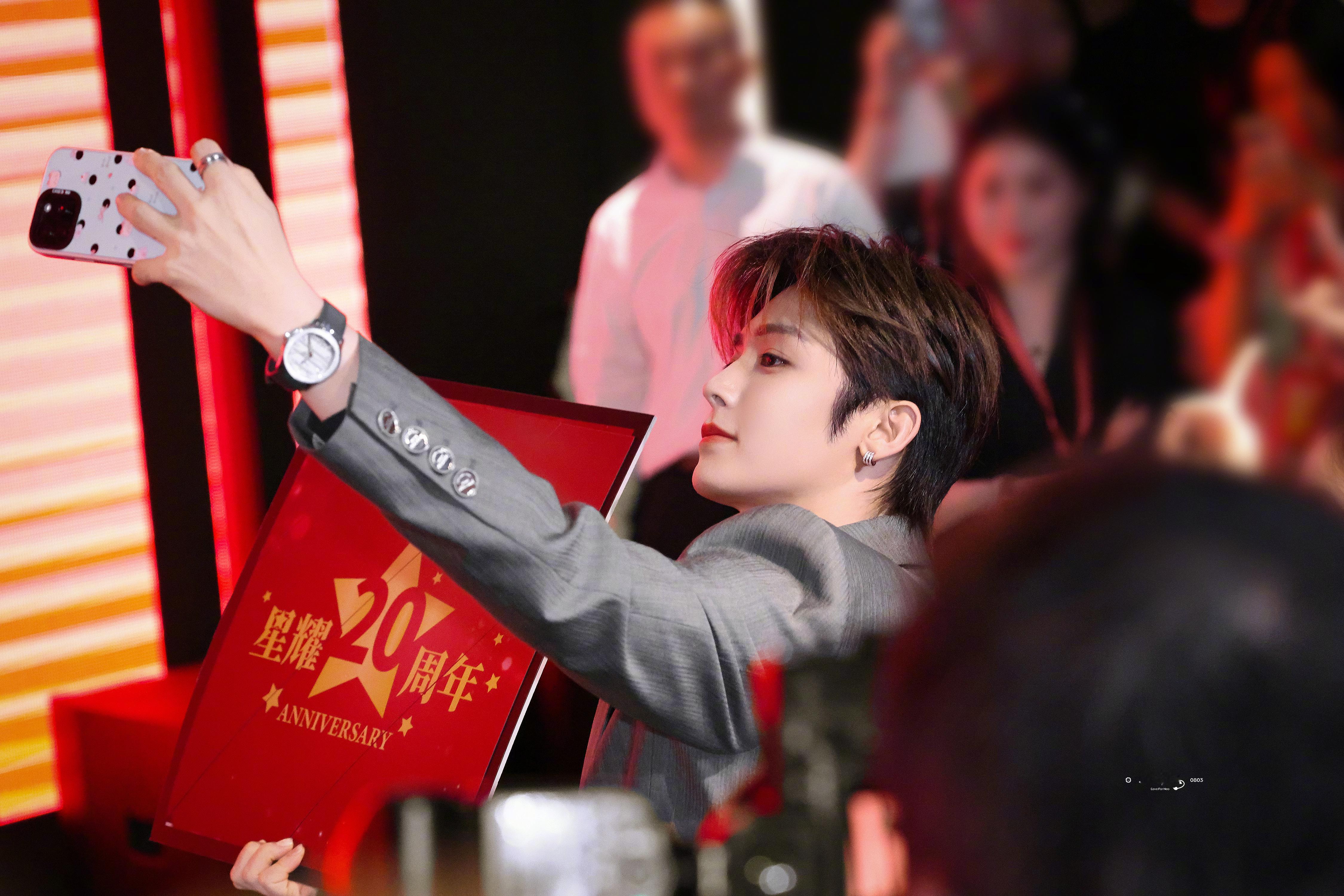 侯明昊顶着这张脸到处玩抽象 点开热搜前：能有多抽象？点开后：侯明昊你顶着这张脸，