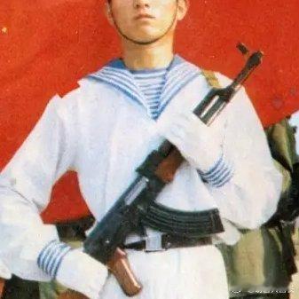 1981年，华北大演习（又称“802军事演习”）。 仪仗队士兵手持铣削机匣的56