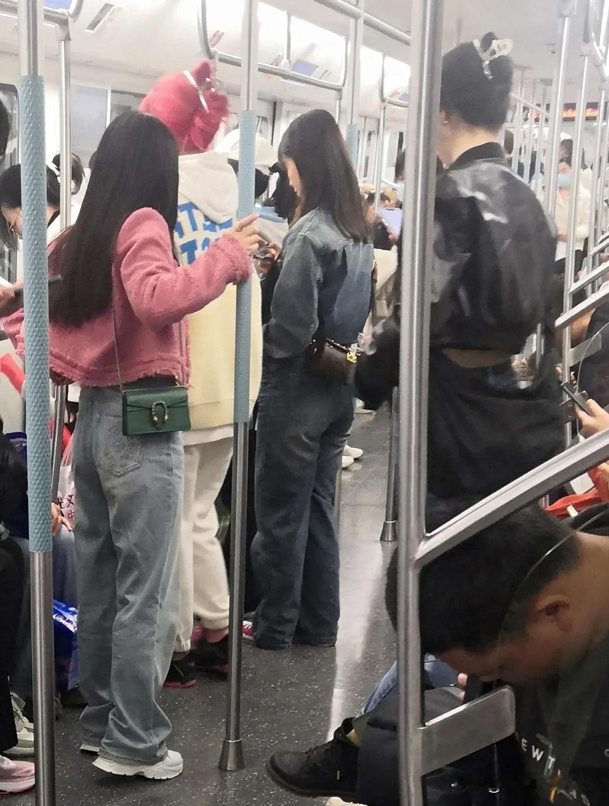 今年流行牛仔裤吗？