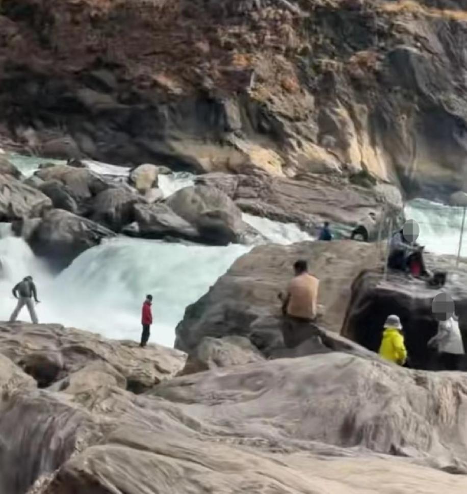 2月25号下午，云南迪庆香格里拉的中虎跳峡“发疯石”这块儿出了游客落水的事儿，有