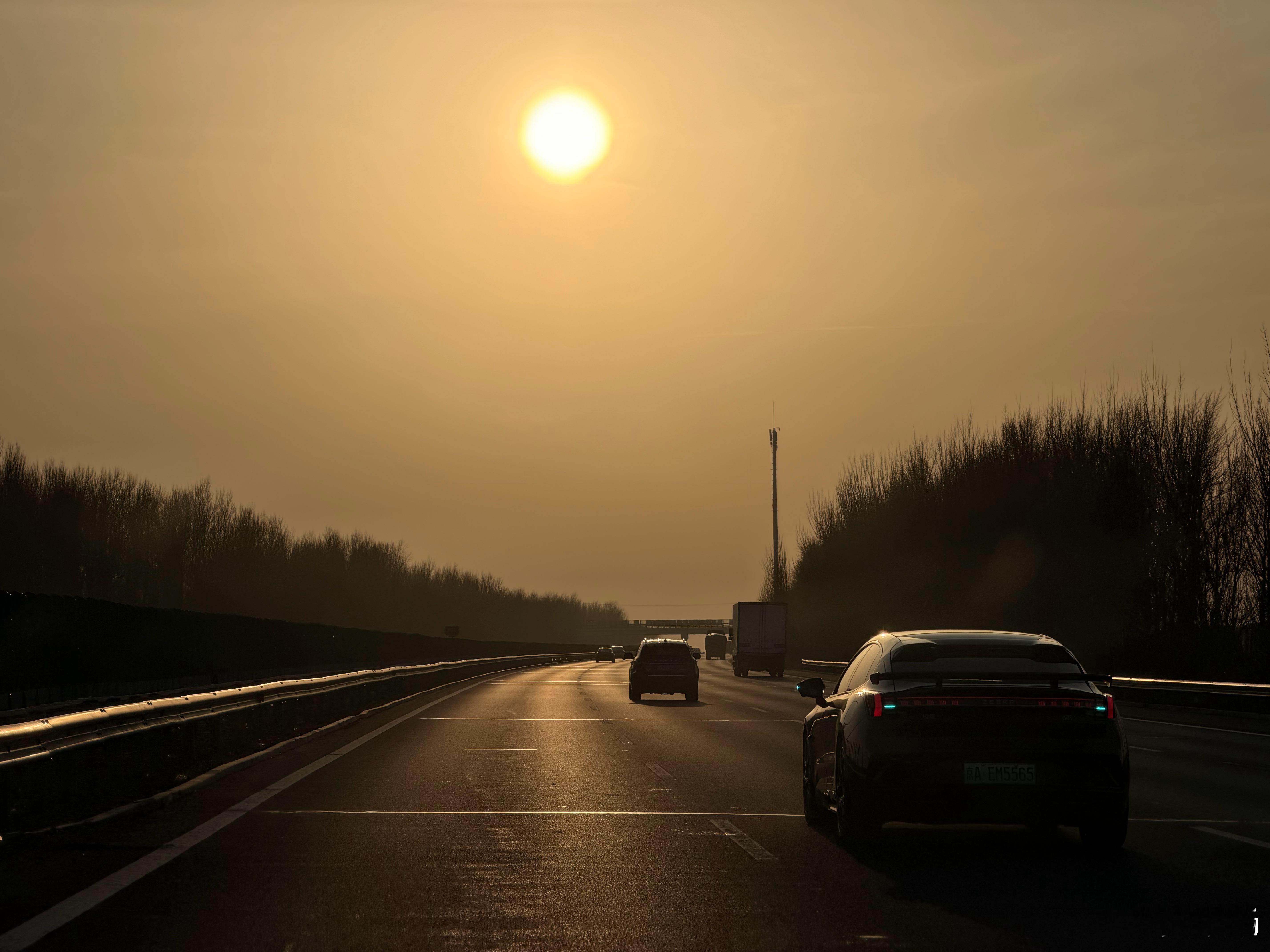 以电为骨，逆光而行 所有伟大的旅程，都始于轮胎与大地的密谈如果可以，你该听见机械