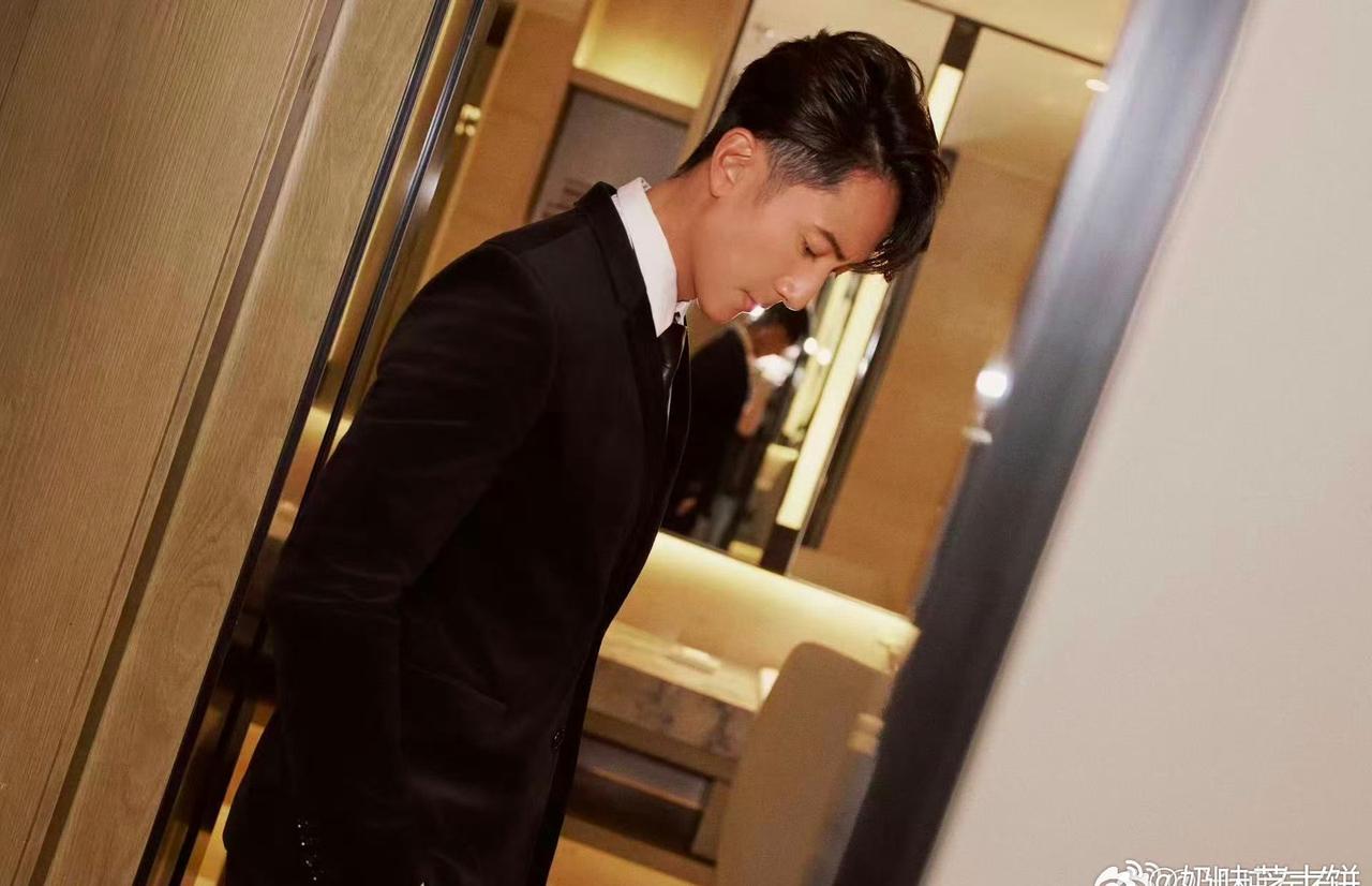 动身奔赴巴黎沉浸式体验男装周潮流，古典建筑衬托高级时装更有韵味，满心等候吴尊登场