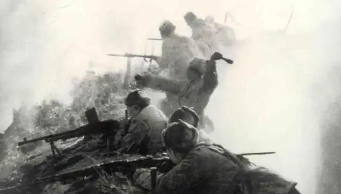 1951年，一群志愿军在撤退时，猛然发现眼前狭隘的山谷中，竟出现了成千上万个美军