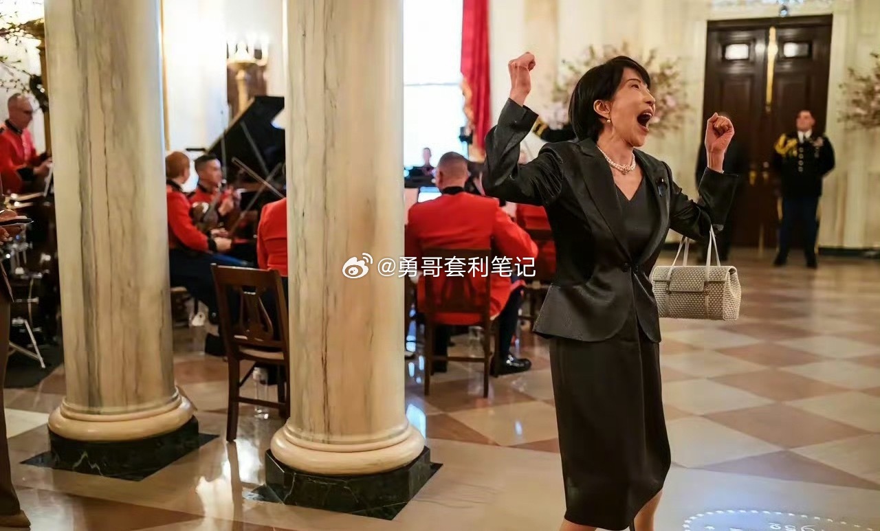 高市早苗访美照片遭日本网友怒喷高市早苗访美照片被日本网友怒喷，完全是姿态太夸张惹