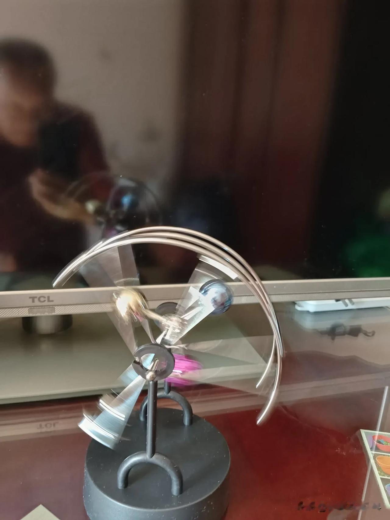 最近给小外子网购了一玩貝，永动机的摸型。
此模型设计精美，很漂亮，且对孩子的科技