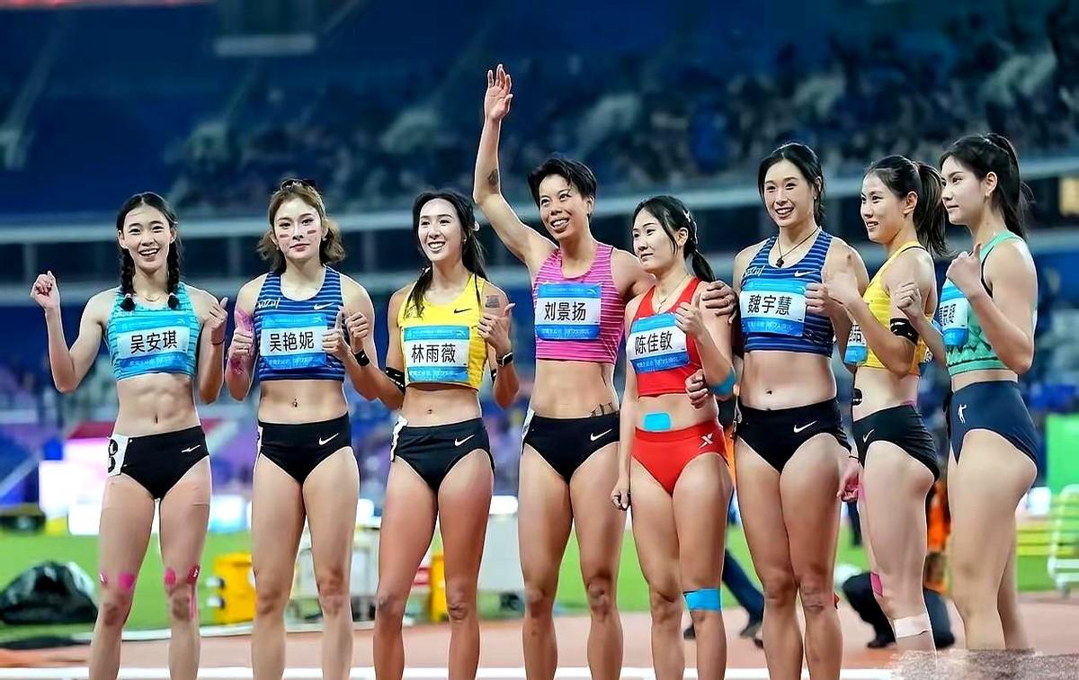 看到这张合照，

8个跨栏姑娘里，有人肚脐眼贴了东西有人没贴。刘景扬、陈佳敏、姜