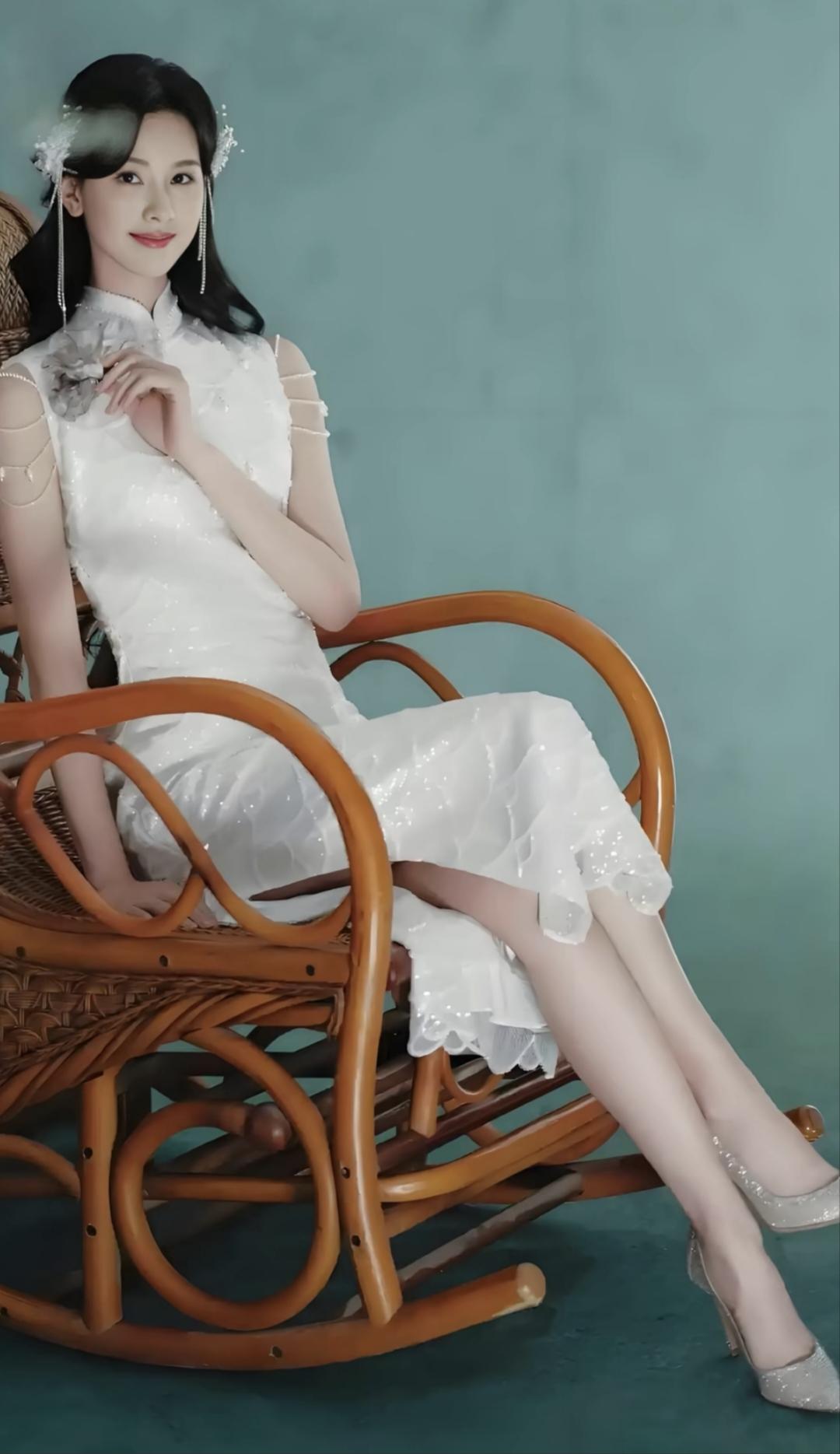白旗袍赋
 
素白裁云，绾一襟东方清韵
立领轻合，藏住半生含蓄心性
薄纱绕肩，细
