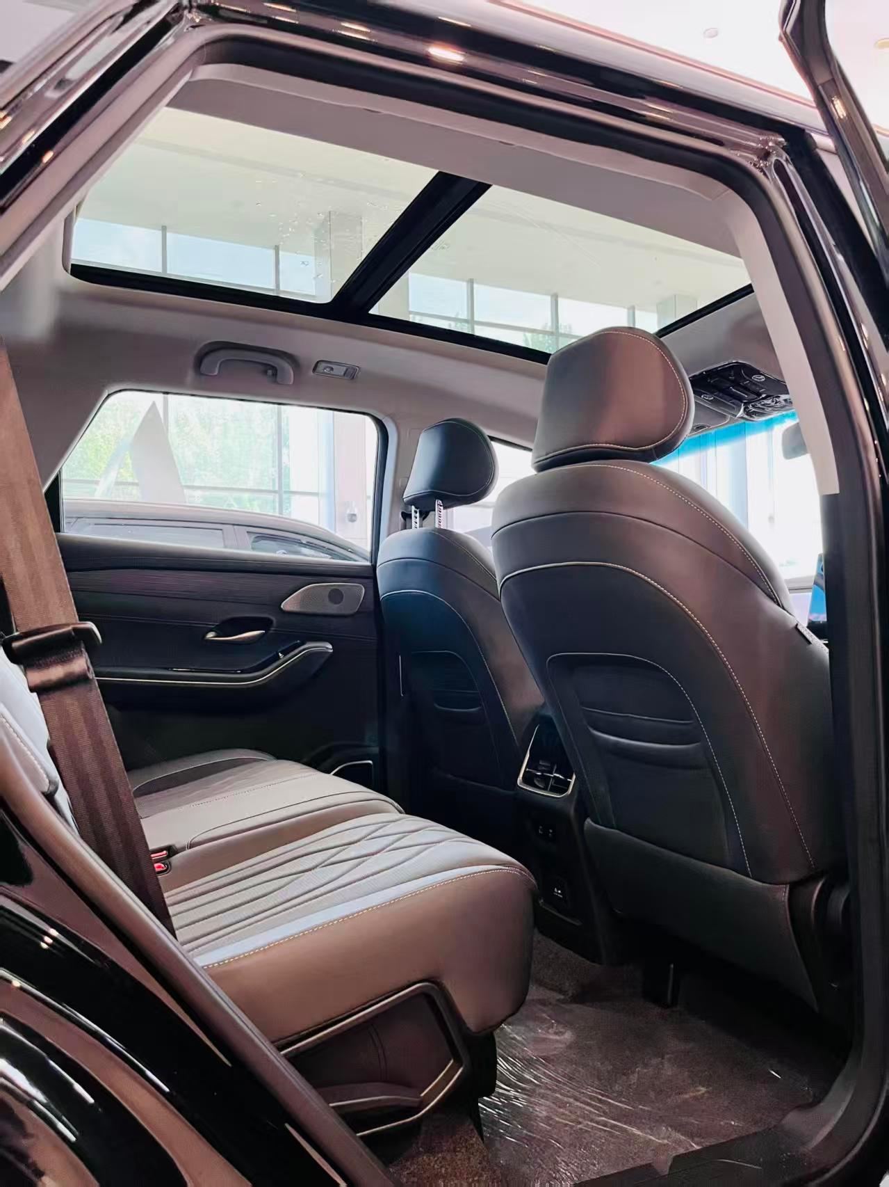 第二排配备舒云零重力座椅，支持电动调节与加热通风，搭载2.0T发动机，动力强劲。