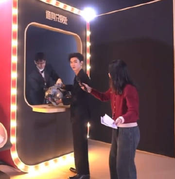 陈哲远这狗有点重啊 哲远抽中电子狗的那一瞬间，笑得比蜜还甜！这么特别的奖品，重是