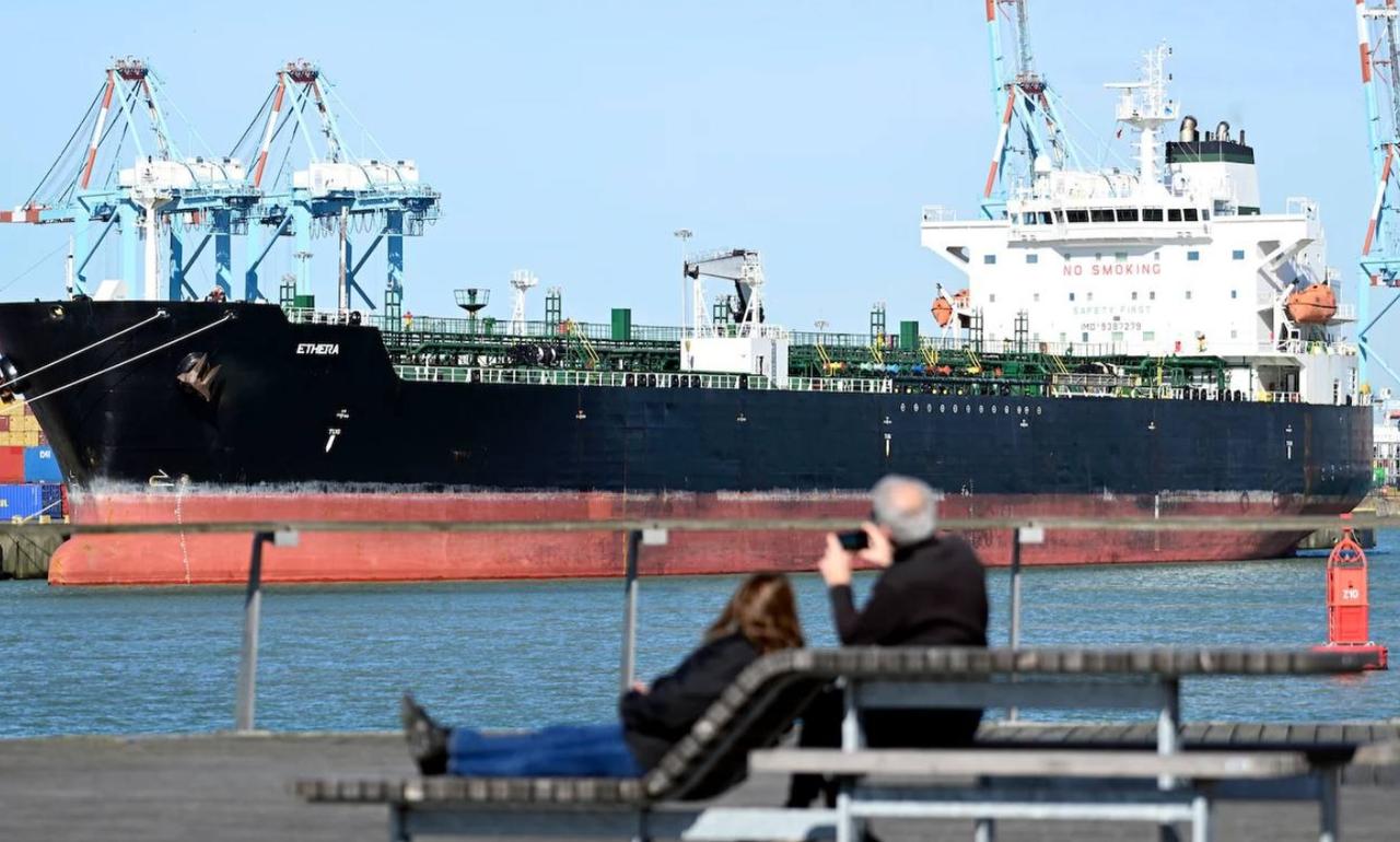 北海的深夜海域刚完成一场规范的海上联合执法，隶属于俄罗斯 “影子舰队” 的油轮 