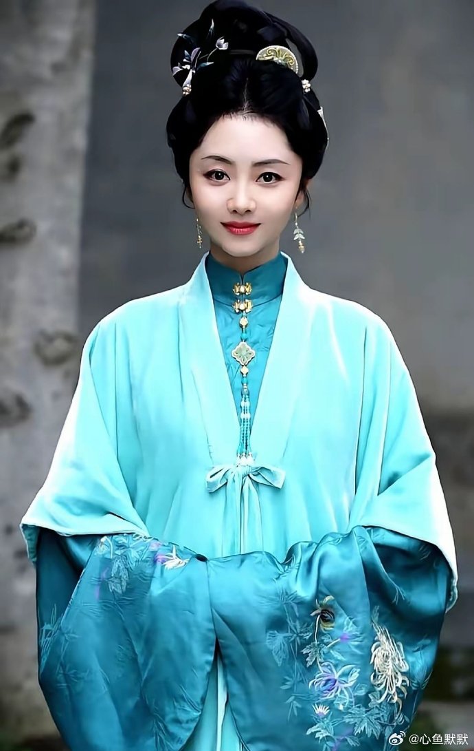 谭松韵这张脸演甜妹是天花板，演狠角色我真捏把汗。 