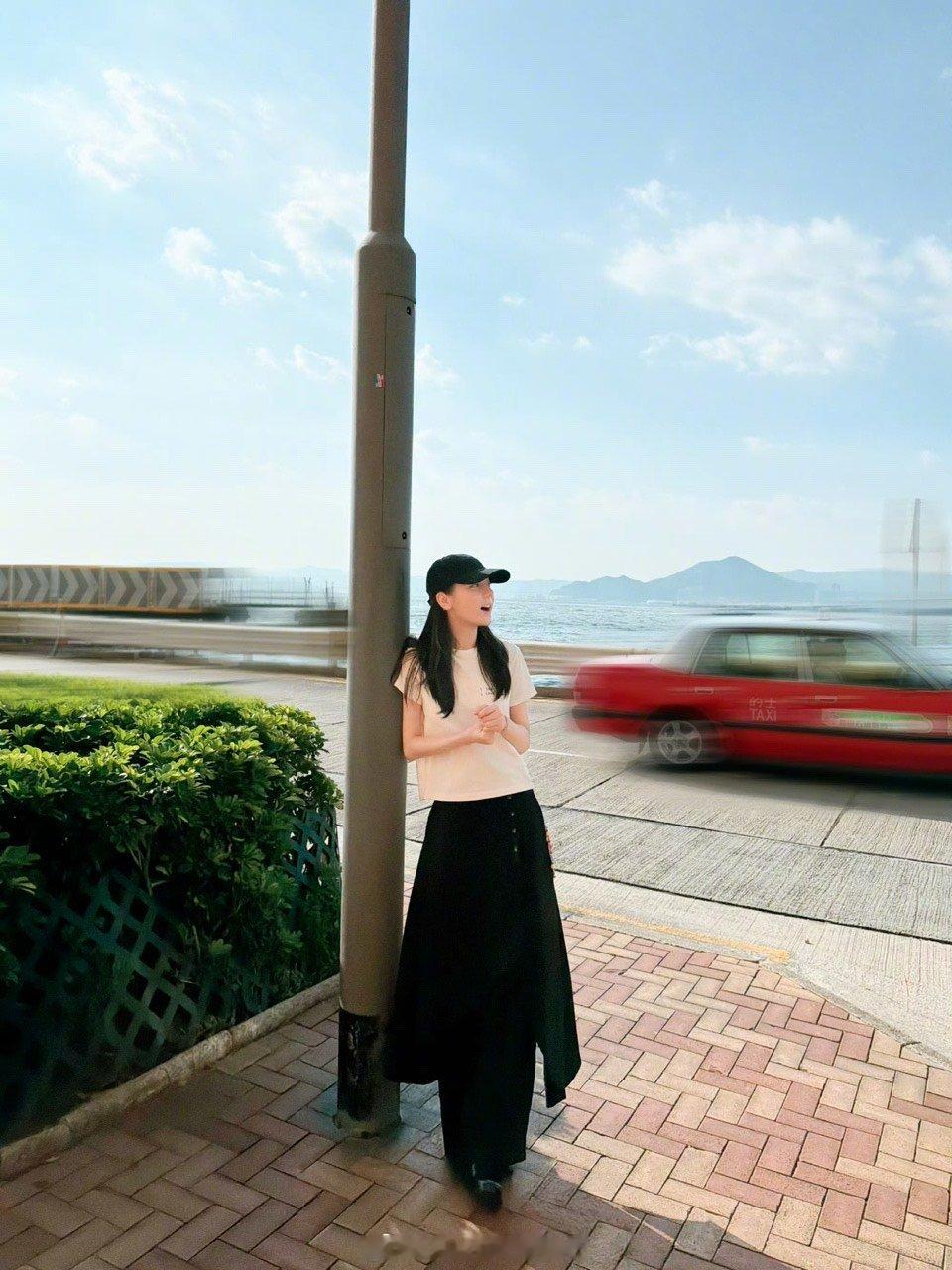 迪丽热巴香港街头迪丽热巴望左望右迪丽热巴太美啦迪丽热巴