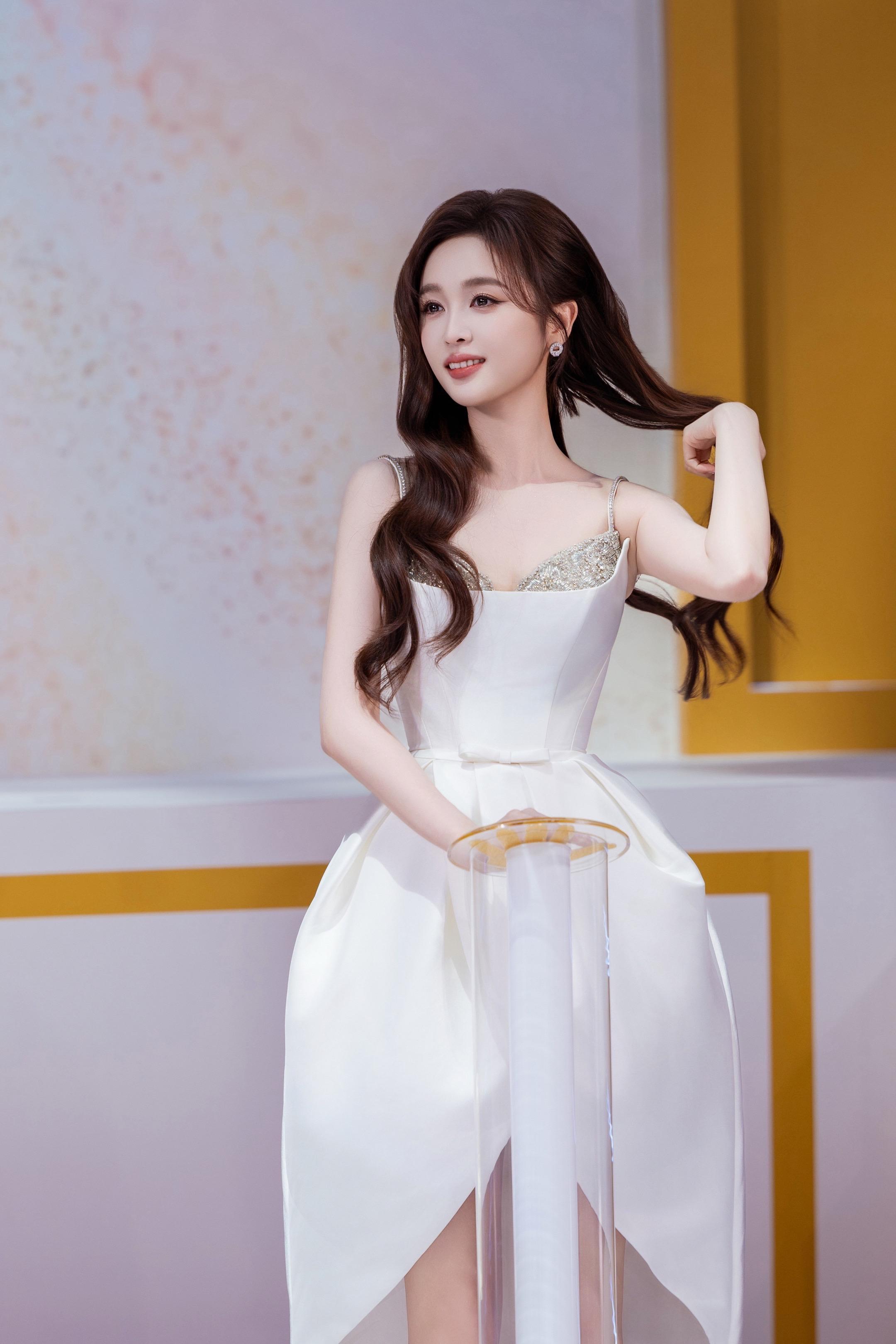 吴宣仪佛山活动直拍.金色彩带雨中的吴宣仪今天活动吴选官方单人照存