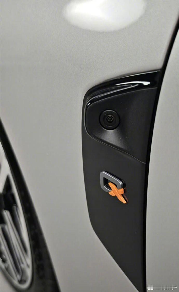 探索未来与经典美学的交汇，这款掀背车以其独特的赛博朋克风格和美式肌肉线条，重新定