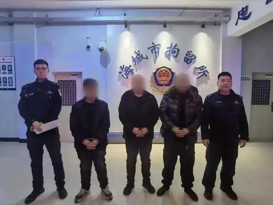 男子赌输了2300元后怀疑被出老千，直接报警“举报”自己。他本想让警察帮他讨回公