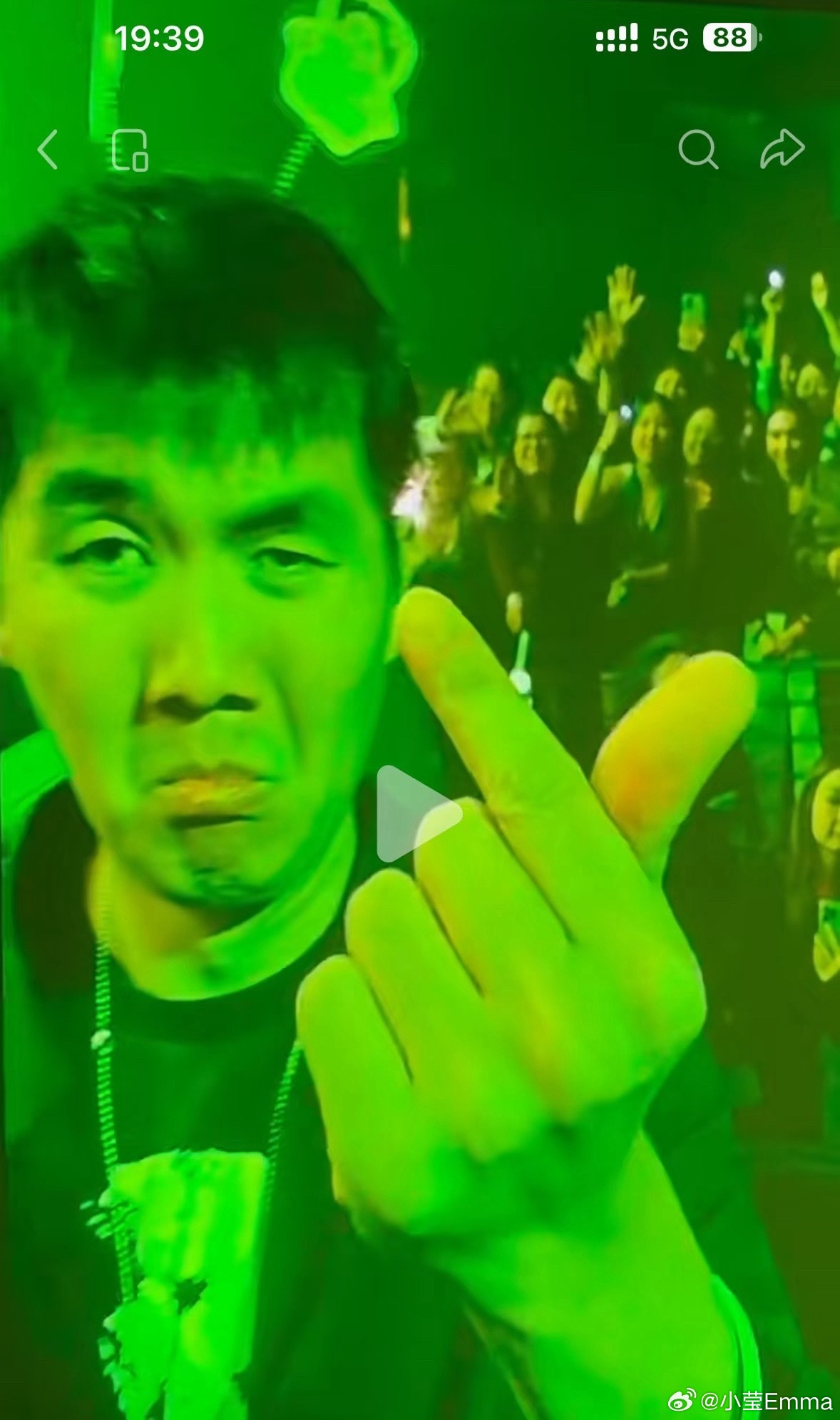 王嘉尔男粉被王嘉尔拥抱后爆哭很难不爱上王嘉尔的 