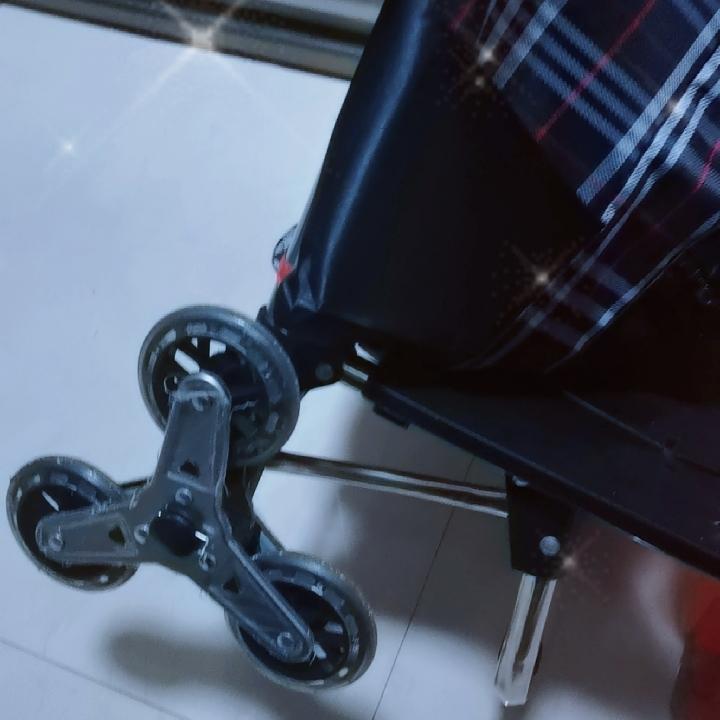 这种能拖着上楼的车有什么特别之处吗？我仔细寻找购物车的不同之处，原来在轮子上。它