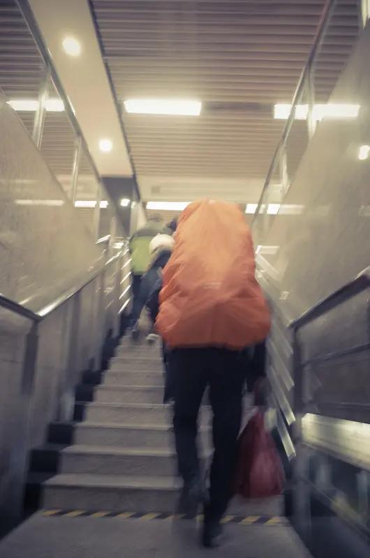 82岁湖北大爷背包独行10年闯世界 咱湖北安陆的82岁大爷余龙才太牛了！他本是高