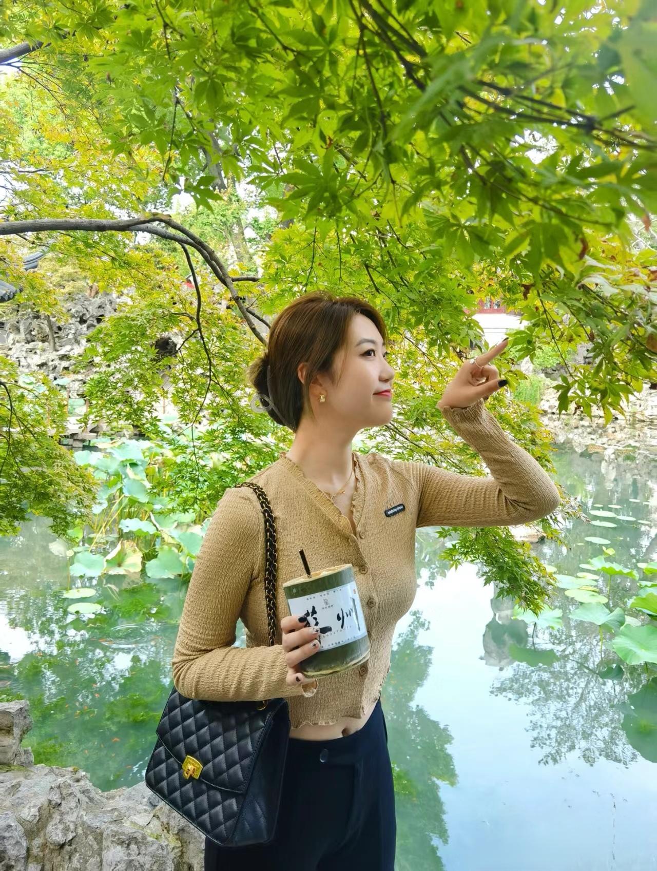 为什么大家现在喜欢拍照打卡？
其实藏着我们这个时代最普遍的心理需求——‌被认同、