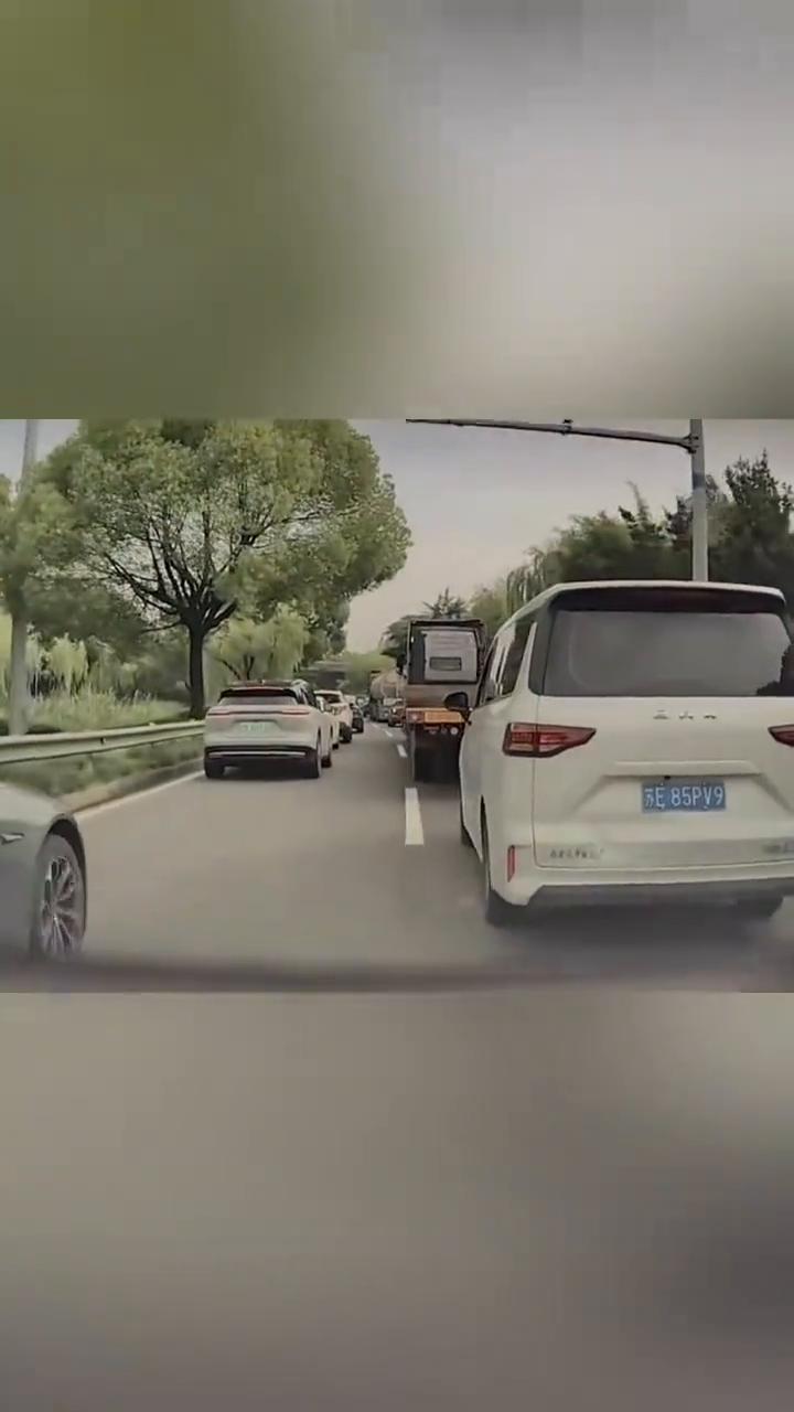 我长这么大没见过这么嚣张的人，今天你就见到了。就像天空飘，没必要顶这么远，从那个